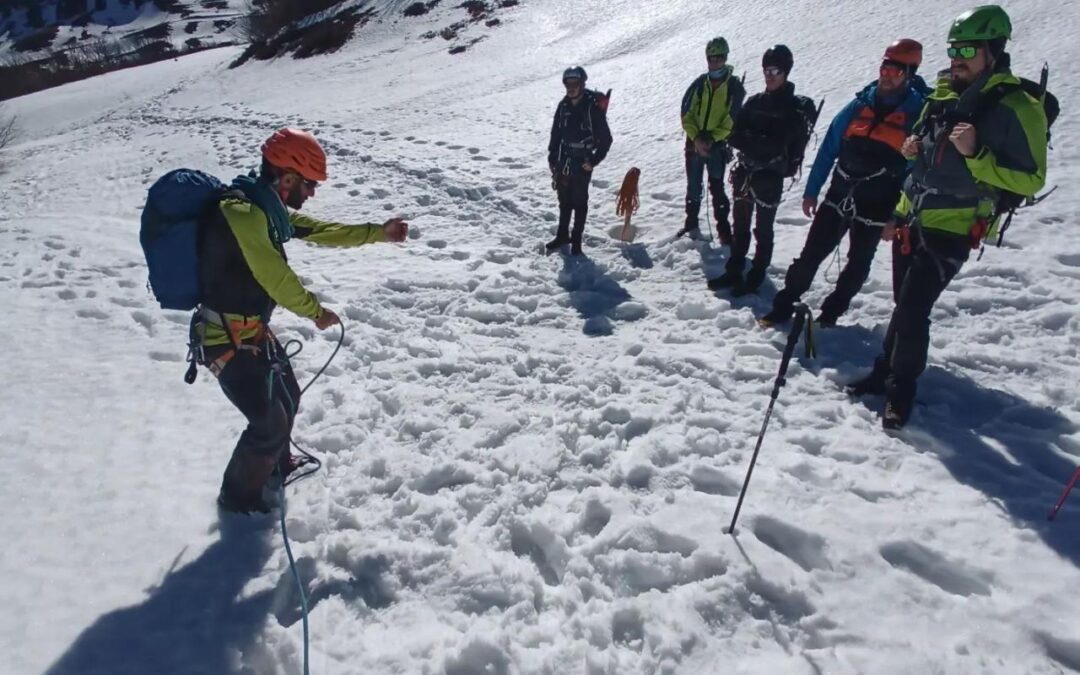 Prima uscita del Corso di Alpinismo Invernale Avanzato giornata all’insegna delle manovre di corda. Corsisti e Guida Alpina al 🔝!